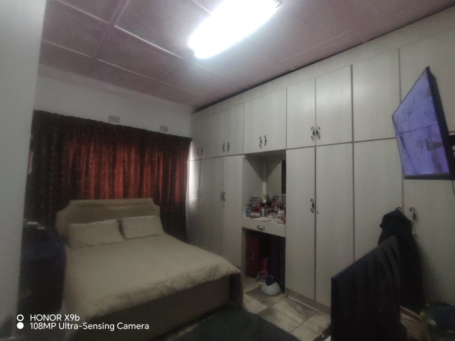 5 Bedroom Property for Sale in Wynberg Upper Western Cape